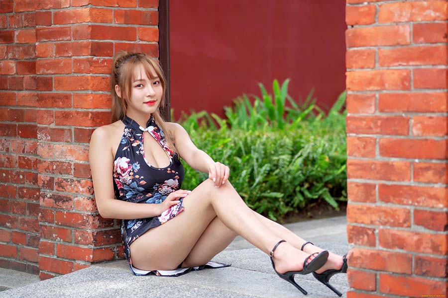 Girls in short dresses in Yichang