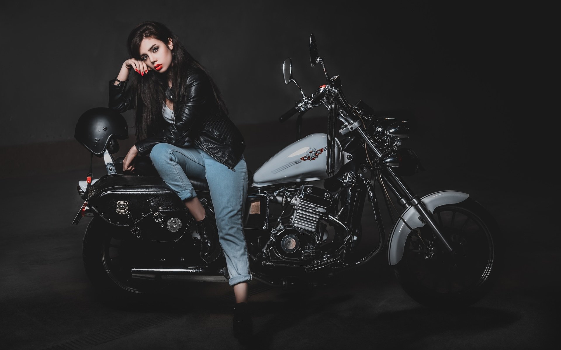 Biker girls: style and drive in Yichang