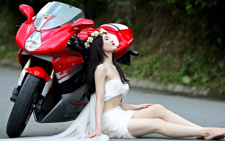 Beautiful girls and motorcycles in Yichang