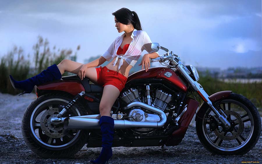 Beautiful girls and motorcycles in Yichang