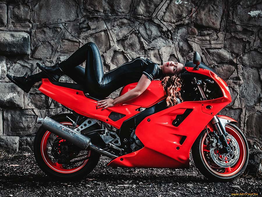 Beautiful girl Beautiful girls and motorcycles in Yichang