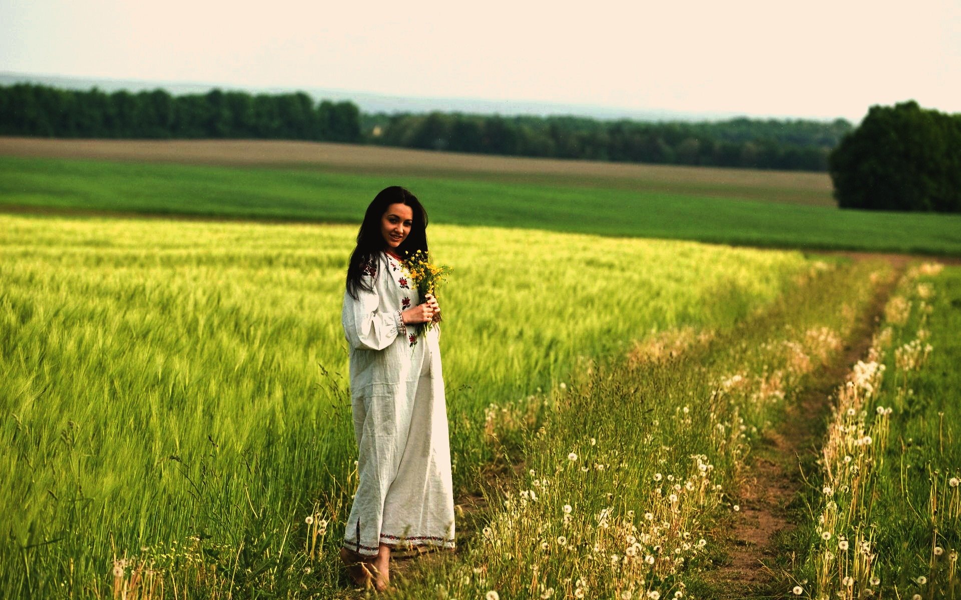 Women in Slavic costumes in Yichang