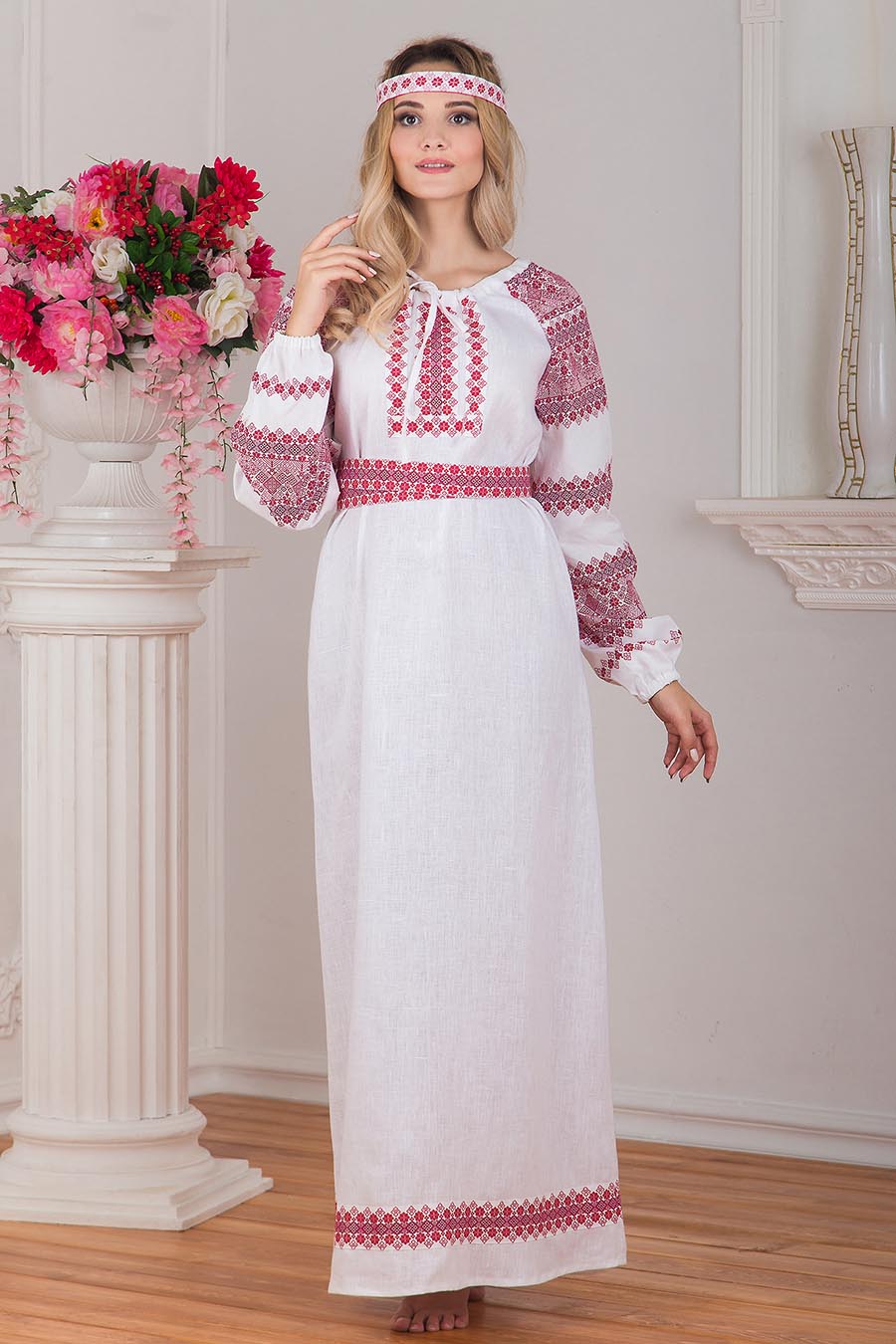 Women in Slavic costumes in Yichang