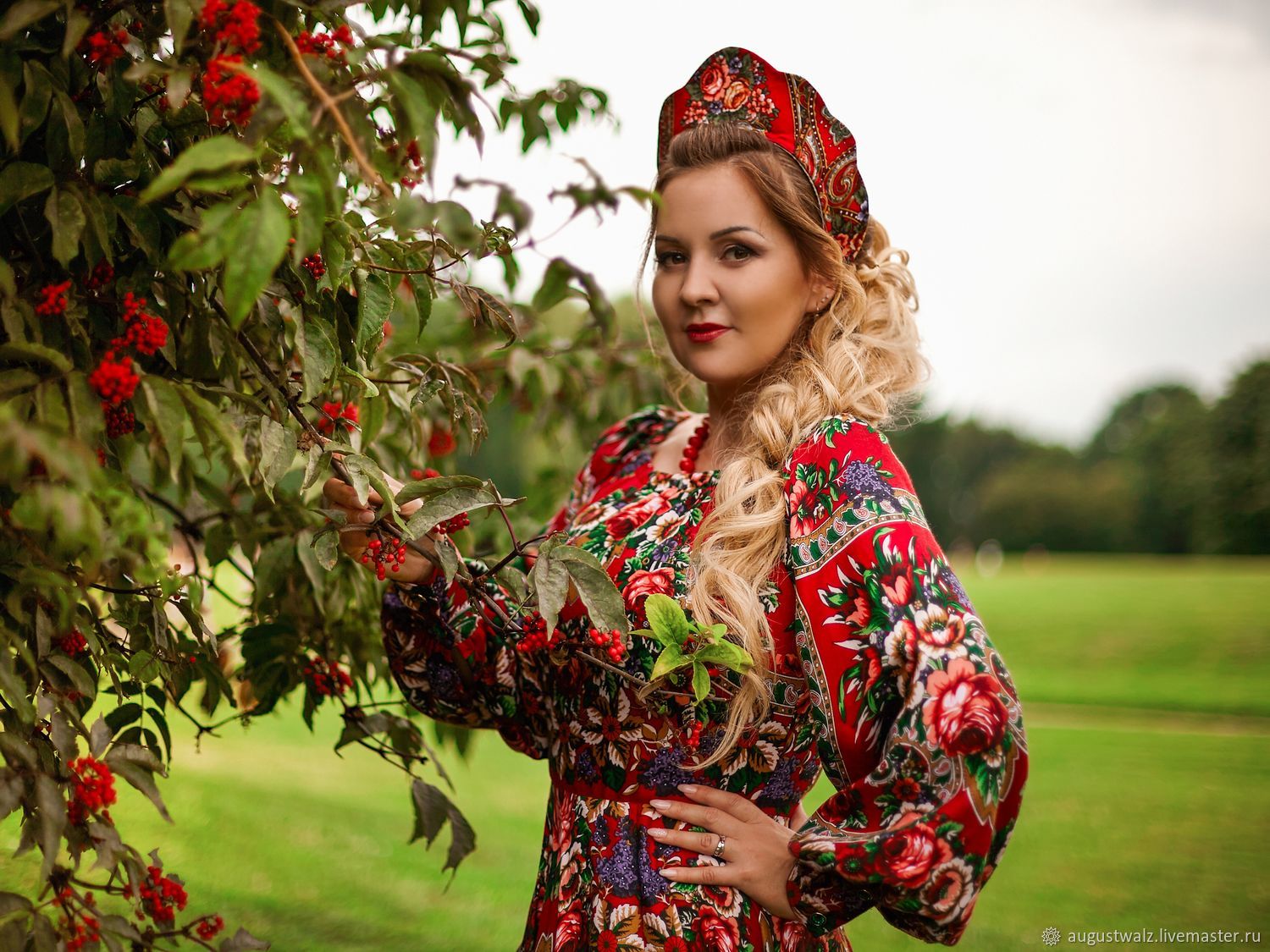 Women in Slavic costumes in Yichang