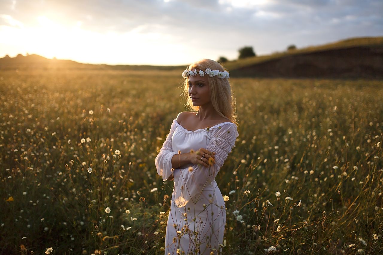 Girls in Slavic costumes in Yichang