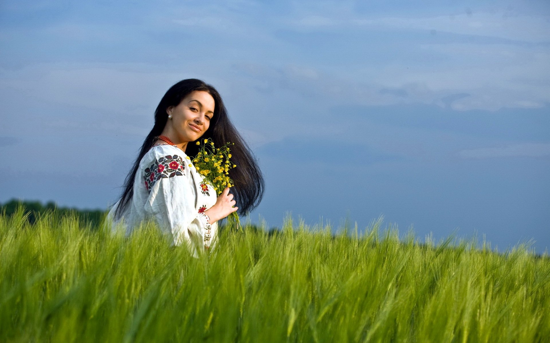 Girls in Slavic costumes in Yichang