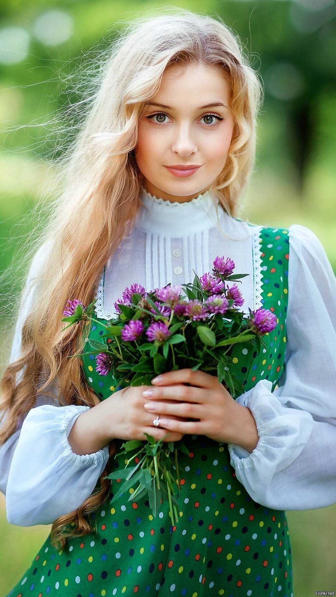 Girls in Slavic costumes in Yichang