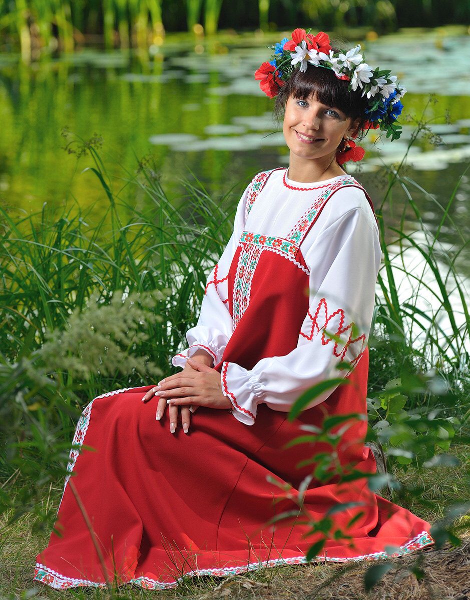 Beautiful girl Girls in Slavic costumes in Yichang